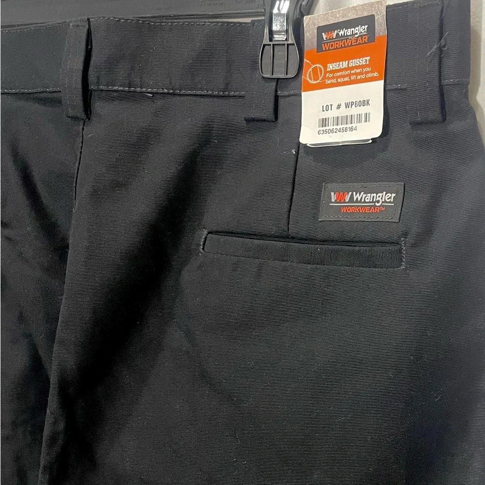 Men's Wrangler Workwear Pants 36x32 Black Cargo Relaxed Fit NWT